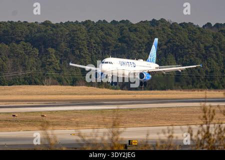 Morrisville, North Carolina, USA: Ein United Airlines Airbus A320 nähert sich der Landebahn an und landet am Raleigh-Durham International Airport. Stockfoto