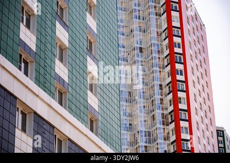 Moderne Apartmentgebäude mit geometrischen Mustern und farbenfroher Fassadenverkleidung Stockfoto