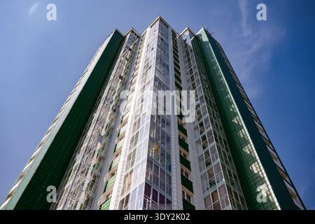 Moderner Wohnturm mit grüner und weißer Fassade in den blauen Himmel Stockfoto