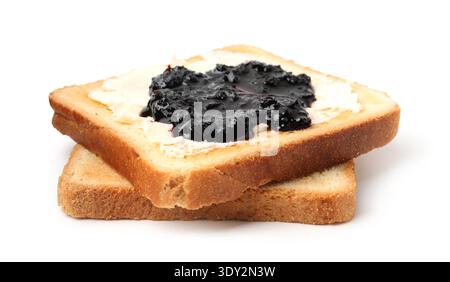 Toasts mit süßer Heidelbeermarmelade und Butter isoliert auf weiß Stockfoto