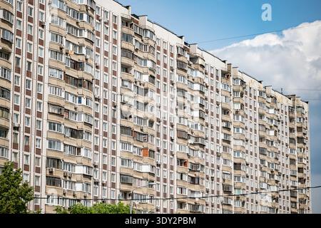 Lange Wohnhochhausfassade mit urbanem Wohnen und Architektur Stockfoto
