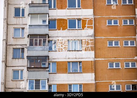 Fassade des Apartmentgebäudes mit brutaler Architektur und Balkonen Stockfoto