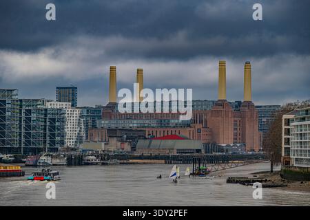 Battersea Power Station von der Vauxhall Bridge aus gesehen in einem bewölkten, grauen Himmel Stockfoto