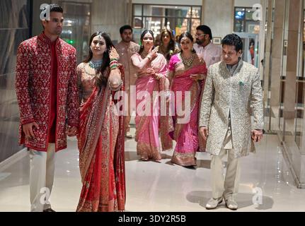MUMBAI, INDIEN - 5. MÄRZ: Der ehemalige indische Cricketspieler Sachin Tendulkar mit Frau Anjali Tendulkar und Tochter Sara Tendulkar mit seinem Sohn und frisch vermählten Paar Cricketspieler Arjun Tendulkar und Saaniya Chandhok, Enkelin von Ravi Ghai, Vorsitzender der Graviss Group, feierten ihre Hochzeit im St. Regis Hotel in Parel, am 5. März 2026 in Mumbai, Indien. Foto: Raju Shinde/Hindustan Times, ehemaliger Cricketspieler Sachin Tendulkars Sohn Arjun Tendulkar, der einen Knoten mit Saaniya Chandhok in Mumbai verbindet Stockfoto