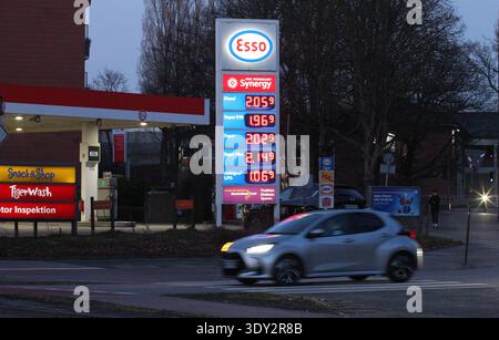ESSO-Tankstelle an der Fuhlsbütteler Straße. Aufgrund der Intervention der USA und von Israel im Iran und den damit verbundenen Lieferproblemen sind die Preise für Öl und Diesel enorm in die Höhe geschnellt, wie auf der Preistafel der Shell-Tankstelle zu sehen ist. Barmbek Hamburg *** Esso-Tankstelle Fuhlsbütteler Straße aufgrund der Intervention der USA und Israels im Iran und der damit verbundenen Lieferprobleme sind die Preise für Öl und Diesel in die Höhe gestiegen, wie aus der Preistafel der Shell-Tankstelle Barmbek Hamburg hervorgeht Stockfoto