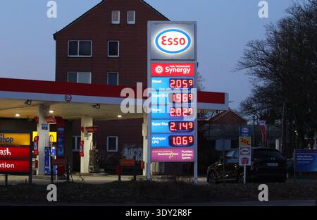 ESSO-Tankstelle an der Fuhlsbütteler Straße. Aufgrund der Intervention der USA und von Israel im Iran und den damit verbundenen Lieferproblemen sind die Preise für Öl und Diesel enorm in die Höhe geschnellt, wie auf der Preistafel der Shell-Tankstelle zu sehen ist. Barmbek Hamburg *** Esso-Tankstelle Fuhlsbütteler Straße aufgrund der Intervention der USA und Israels im Iran und der damit verbundenen Lieferprobleme sind die Preise für Öl und Diesel in die Höhe gestiegen, wie aus der Preistafel der Shell-Tankstelle Barmbek Hamburg hervorgeht Stockfoto