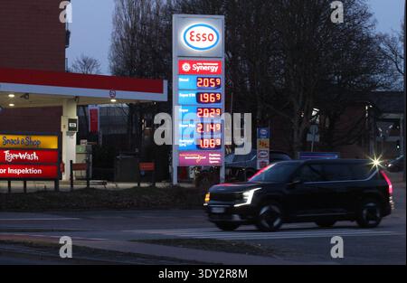 ESSO-Tankstelle an der Fuhlsbütteler Straße. Aufgrund der Intervention der USA und von Israel im Iran und den damit verbundenen Lieferproblemen sind die Preise für Öl und Diesel enorm in die Höhe geschnellt, wie auf der Preistafel der Shell-Tankstelle zu sehen ist. Barmbek Hamburg *** Esso-Tankstelle Fuhlsbütteler Straße aufgrund der Intervention der USA und Israels im Iran und der damit verbundenen Lieferprobleme sind die Preise für Öl und Diesel in die Höhe gestiegen, wie aus der Preistafel der Shell-Tankstelle Barmbek Hamburg hervorgeht Stockfoto