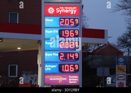 ESSO-Tankstelle an der Fuhlsbütteler Straße. Aufgrund der Intervention der USA und von Israel im Iran und den damit verbundenen Lieferproblemen sind die Preise für Öl und Diesel enorm in die Höhe geschnellt, wie auf der Preistafel der Shell-Tankstelle zu sehen ist. Barmbek Hamburg *** Esso-Tankstelle Fuhlsbütteler Straße aufgrund der Intervention der USA und Israels im Iran und der damit verbundenen Lieferprobleme sind die Preise für Öl und Diesel in die Höhe gestiegen, wie aus der Preistafel der Shell-Tankstelle Barmbek Hamburg hervorgeht Stockfoto