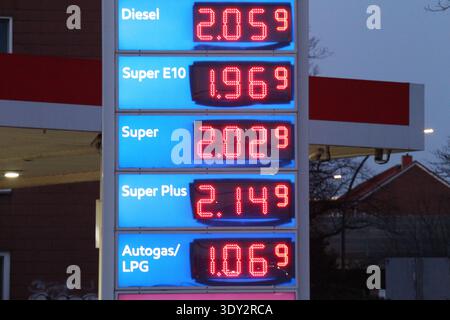 ESSO-Tankstelle an der Fuhlsbütteler Straße. Aufgrund der Intervention der USA und von Israel im Iran und den damit verbundenen Lieferproblemen sind die Preise für Öl und Diesel enorm in die Höhe geschnellt, wie auf der Preistafel der Shell-Tankstelle zu sehen ist. Barmbek Hamburg *** Esso-Tankstelle Fuhlsbütteler Straße aufgrund der Intervention der USA und Israels im Iran und der damit verbundenen Lieferprobleme sind die Preise für Öl und Diesel in die Höhe gestiegen, wie aus der Preistafel der Shell-Tankstelle Barmbek Hamburg hervorgeht Stockfoto