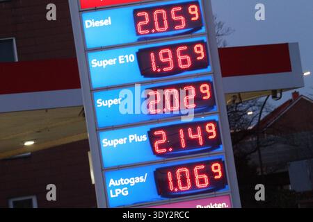 ESSO-Tankstelle an der Fuhlsbütteler Straße. Aufgrund der Intervention der USA und von Israel im Iran und den damit verbundenen Lieferproblemen sind die Preise für Öl und Diesel enorm in die Höhe geschnellt, wie auf der Preistafel der Shell-Tankstelle zu sehen ist. Barmbek Hamburg *** Esso-Tankstelle Fuhlsbütteler Straße aufgrund der Intervention der USA und Israels im Iran und der damit verbundenen Lieferprobleme sind die Preise für Öl und Diesel in die Höhe gestiegen, wie aus der Preistafel der Shell-Tankstelle Barmbek Hamburg hervorgeht Stockfoto