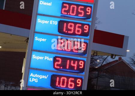 ESSO-Tankstelle an der Fuhlsbütteler Straße. Aufgrund der Intervention der USA und von Israel im Iran und den damit verbundenen Lieferproblemen sind die Preise für Öl und Diesel enorm in die Höhe geschnellt, wie auf der Preistafel der Shell-Tankstelle zu sehen ist. Barmbek Hamburg *** Esso-Tankstelle Fuhlsbütteler Straße aufgrund der Intervention der USA und Israels im Iran und der damit verbundenen Lieferprobleme sind die Preise für Öl und Diesel in die Höhe gestiegen, wie aus der Preistafel der Shell-Tankstelle Barmbek Hamburg hervorgeht Stockfoto