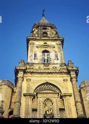 Detail des Glockenturms und der kunstvollen Fassade der Kirche San Miguel in Jerez de la Frontera, Spanien. Stockfoto