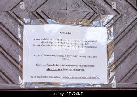 Hinweis über den Eingang des Turbina Cultural Centre in Budapest, in dem eine vorübergehende 30-tägige Schließung wegen mutmaßlichen Drogenhandels angekündigt wird. Stockfoto