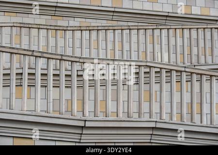 Architektonische Details eines modernen Gebäudes mit geschwungener Balustrade und geometrischer Fassade Stockfoto