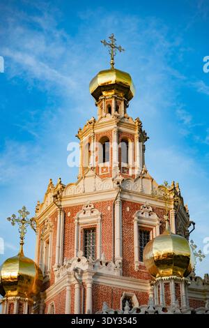 Kirche der Fürbitte in Fili Turm mit goldenen Zwiebelkuppeln und Kreuzen Stockfoto