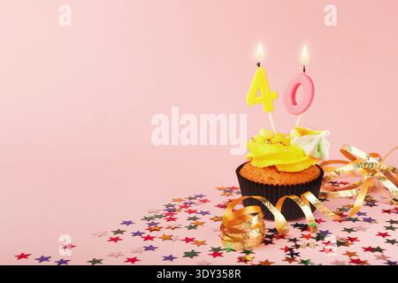 Cupcake zum 40. Geburtstag mit Kerze und Streuseln Stockfoto