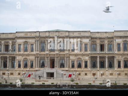 Elegante Fassade des historischen Çırağan-Palastes am Bosporus. Mit verzierten Fenstern, Treppen mit rotem Teppichboden und neoklassizistischer osmanischer Architektur. Stockfoto