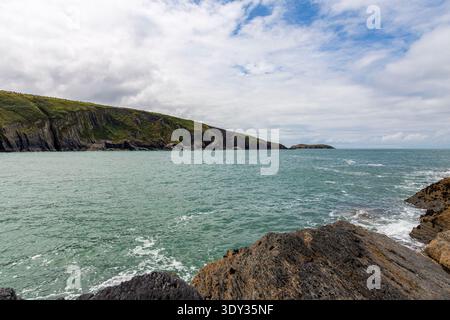 Cardigan Island, versteckt von den Felsen des Mwnt Beach, eine beliebte Touristenattraktion an der Küste von Ceredigion, Wales Stockfoto