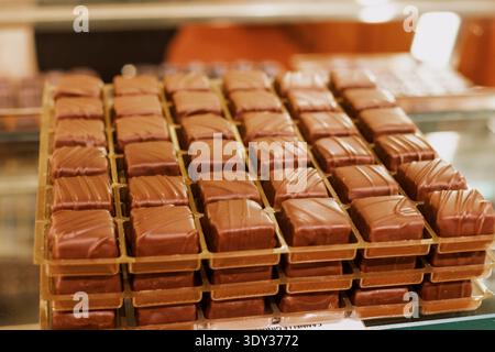 Köstliche Auswahl an Gourmet-Pralinen in Schachteln in einem Süßwarenladen. Stockfoto