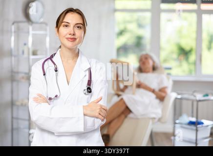 Das Porträt einer jungen Ärztin in der Peeling-Abteilung. Stockfoto