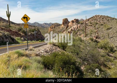 Arizona, USA – Blick von außen auf raues Gelände entlang des Highway 88 Apache Trail westlich von Tortilla Flat Stockfoto