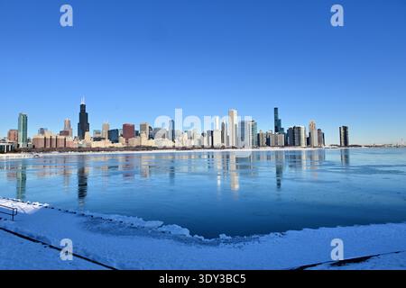 Chicago, Illinois, USA. Ein Panoramablick auf die Skyline von Chicago von einer schneebedeckten Seemauer in der Nähe des Adler Planetariums. Stockfoto