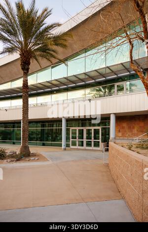 Eingang zur University of California, Riverside UCR Palm Desert Center in der Abenddämmerung mit Eingangstüren Stockfoto
