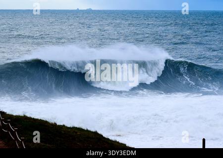 Beobachten Sie die majestätischen Wellen von Nazare, Portugal. Stockfoto