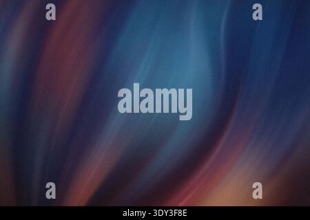 Abstrakter, verschwommener Hintergrund mit Schattierungen, die eine weiche und traumhafte Atmosphäre schaffen Stockfoto