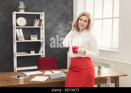 Geschäftsgespräch, telefonische Beratung der Frau im Büro Stockfoto