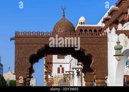 Dach im Hijazi-Stil des Haupteingangs zur Moschee im Al Tayebat International City Museum in Dschiddah, Saudi-Arabien Stockfoto