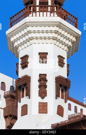 Ein Minarett im traditionellen Hijazi-Stil mit Holzbalkonen und Gitterfenstern im Al Tayebat International City Museum in Dschiddah, Saudi-Arabien Stockfoto