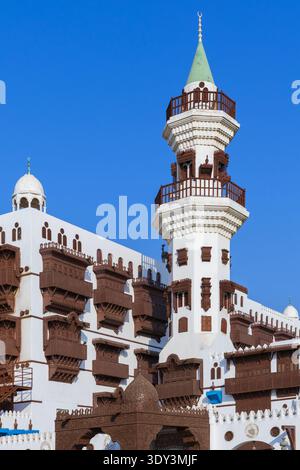 Ein Minarett im traditionellen Hijazi-Stil mit Holzbalkonen und Gitterfenstern im Al Tayebat International City Museum in Dschiddah, Saudi-Arabien Stockfoto