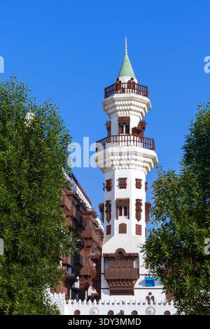 Ein Minarett im traditionellen Hijazi-Stil mit Holzbalkonen und Gitterfenstern im Al Tayebat International City Museum in Dschiddah, Saudi-Arabien Stockfoto