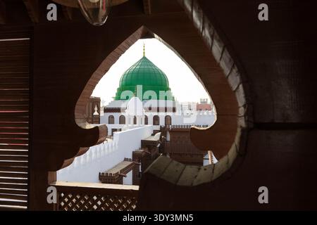 Eine Moschee im traditionellen Hijazi-Stil mit Holzbalkonen und Gitterfenstern im Al Tayebat International City Museum in Dschiddah, Saudi-Arabien Stockfoto