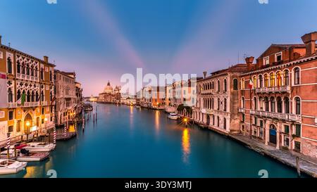 Blick auf Venedig mit Canal Grande und Basilika Santa Maria della Salute Stockfoto