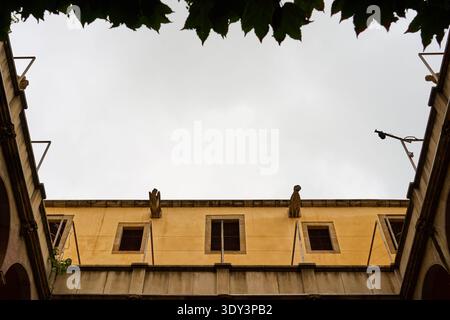 Der Innenhof ist ein Brunnen mit einem bewölkten Himmel im Hintergrund. Stockfoto