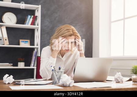 Müde Geschäftsfrau im Büro Kopierraum Stockfoto