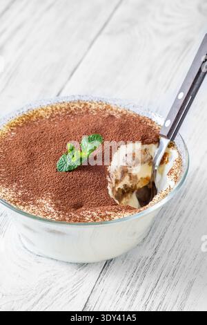 Löffel mit Tiramisu mit Kaffee getränkten Ladyfingers Mascarponescreme und Kakaobelag Stockfoto