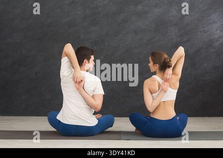 Junges Paar im Yoga-Kurs, Rückenstrecker Stockfoto
