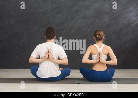 Junges Paar im Yoga-Kurs, Rückenstrecker Stockfoto