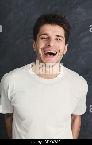 Gutaussehendes, selbstbewusstes Happy man-Porträt Stockfoto
