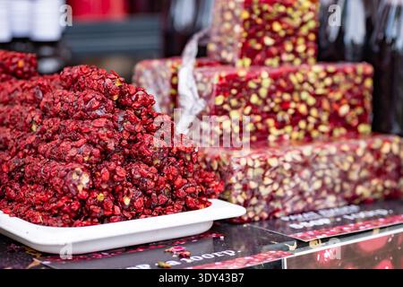 Granatapfel und Pistazienpistazien, türkische Leckereien am Marktstand Stockfoto