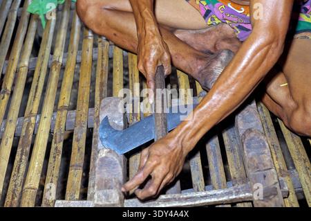 INDONESIEN 1993: Handschmieden eines kris. Sumbawa Island Stockfoto