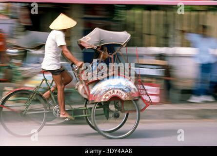INDONESIEN 1993: Traditionelles Fahrradtaxi in Yogyakarta, Java Stockfoto