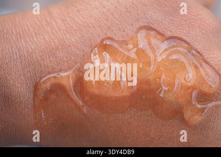 Hand mit klarem Aloe Vera Gel in Nahaufnahme im Freien Stockfoto