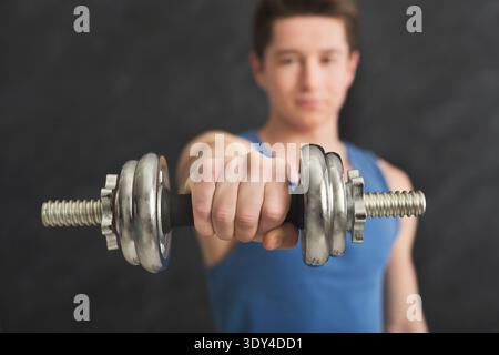 Fitness-Mann, der mit Kurzhanteln Sport macht Stockfoto