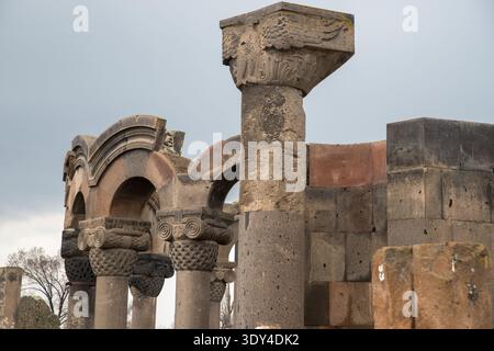 Alte Steinsäule mit Adlerrelief an der Kathedrale von Zvartnots, Armenien Stockfoto
