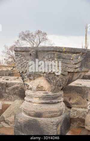Alte Steinsäule mit Adlerrelief an der Kathedrale von Zvartnots, Armenien Stockfoto