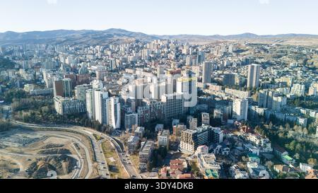 Panoramablick auf Tiflis Stadt mit dem Fluss Kura und modernen Vierteln, Georgien Stockfoto